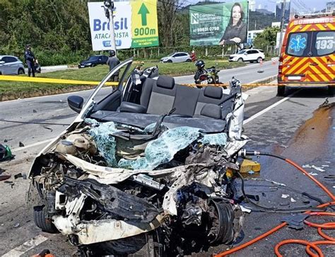 Vídeo câmera flagra momento em que carro invade pista contrária e