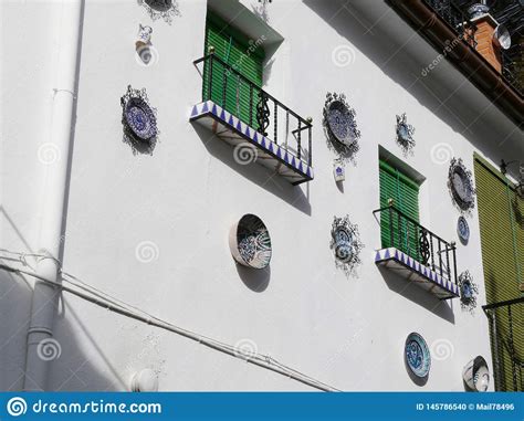 Ventana Con La Cortina Del Sunblind Y Fachada Con Las Decoraciones De