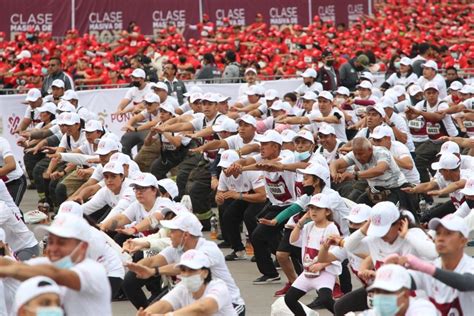 Clase masiva de boxeo en el Zócalo de la CDMX rompe récord Guinness