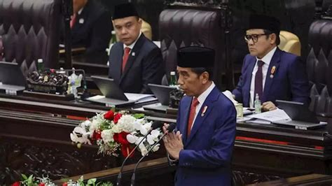 Foto Momen Jokowi Umumkan Gaji Pns Naik Persen Pada