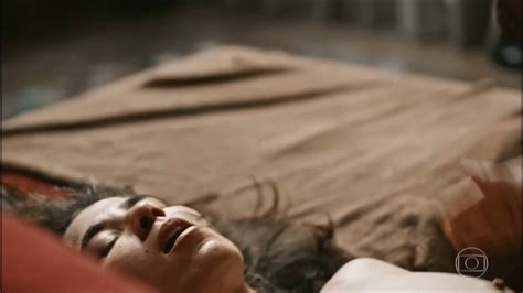 Naked Marjorie Estiano in Sob Pressão II