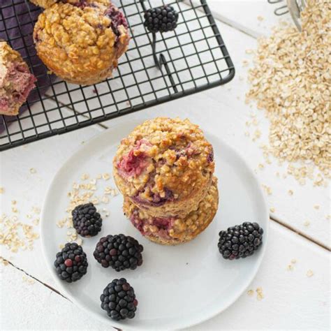 Love to Eat Frühstücksmuffins mit Brombeeren Baked oats low carb