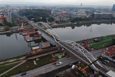 Stary most kolejowy zniknął znad Wisły w Krakowie Nowa przeprawa ma