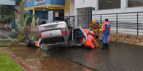 Motorista Perde O Controle Da Dire O Capota E Carro Vai Parar Na