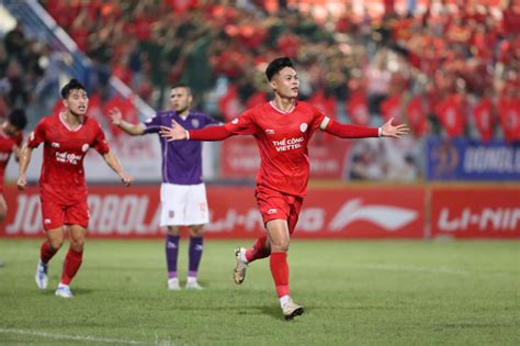 Hot Tóm dính cầu thủ điển trai nhất nhì U23 Việt Nam hẹn hò với bạn gái hot TikToker ngoài phố