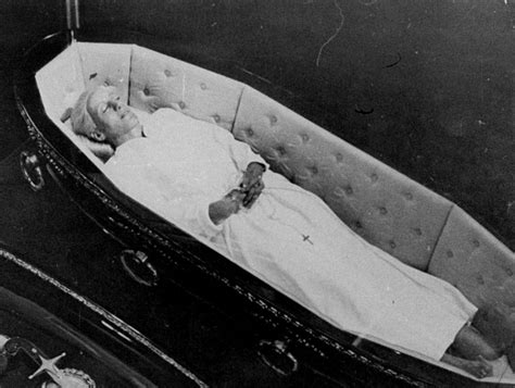Exploring The Ethics Of Media Coverage Related To The Infamous Selena Casket Photos And Celebrity Deaths 1