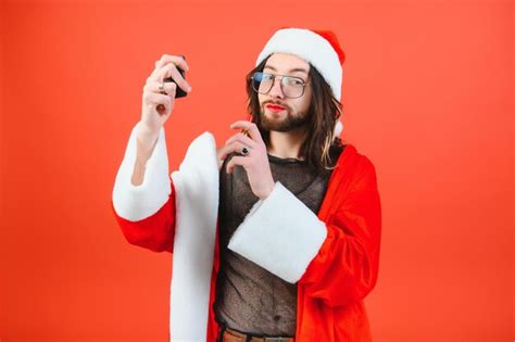 Fiesta lgbt de año nuevo un hombre gay en un traje de papá noel concepto de igualdad Foto Premium
