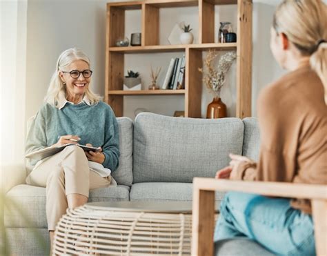 Mujer hablando con terapeuta sobre depresión ansiedad y problemas de