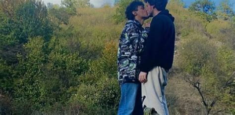 Cansados de la homofobia una pareja gay se dio un último beso y se suicidó