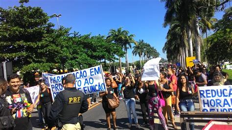 Servidores da Educação de Casimiro de Abreu fecham BR 101 para pedir