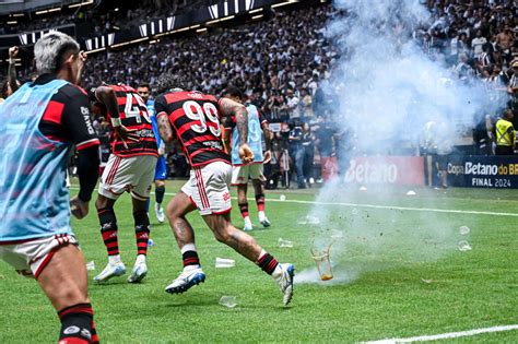 Bomba invasão da Arena MRV e cenas de selvageria após gol do Flamengo