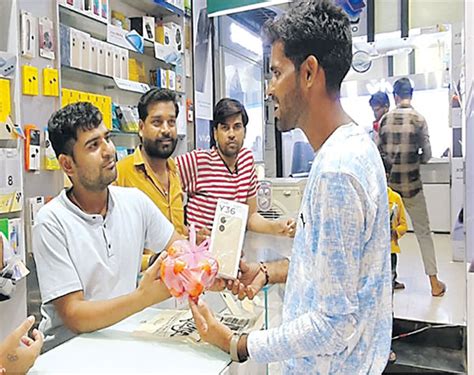 Tomato స్మార్ట్‌ఫోన్‌ కొంటే 2 కిలోల టమాటాలు Two Kg Tomato Free For