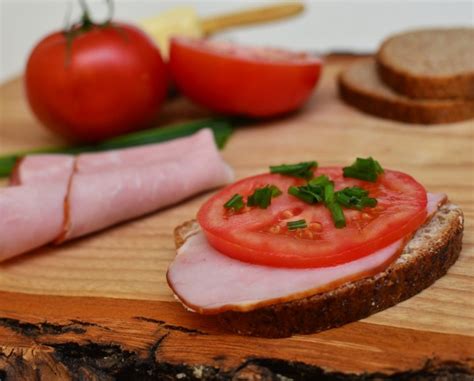 Kanapka z serem kozim rukolą pomidorem i bazylią JestemFit pl