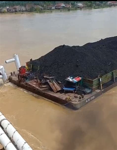 Tongkang Pengangkut Batu Bara Tabrak Tiang Jembatan Aur Duri I Hingga