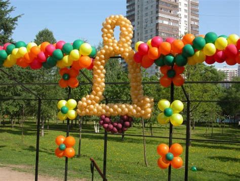 Плетеная цепочка и колокольчик в школьном дворе на выпускной