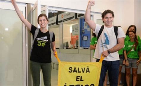 Ya Están En El País Los Activistas De Greenpeace Camila Speziale Y