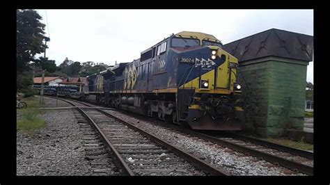 Trem de carga geral prefixo KRC da MRS 2 locomotivas e 33 vagões em