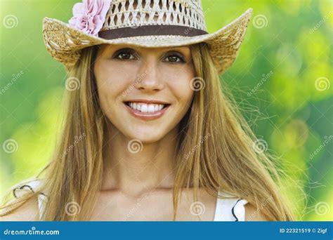 Menina No Chapéu De Palha Do Verão Imagem de Stock Imagem de