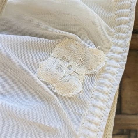 Vintage Kayser Nylon Panties Sz Bikini Floral Lace Gem