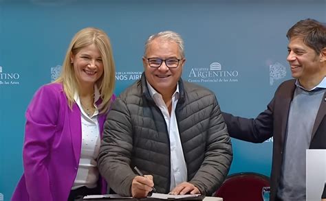 El Intendente Sergio Bordoni Junto Al Gobernador En La Firma De La