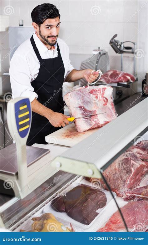 Hombre Carnicero Está Cortando Carne En Su Lugar De Trabajo En El