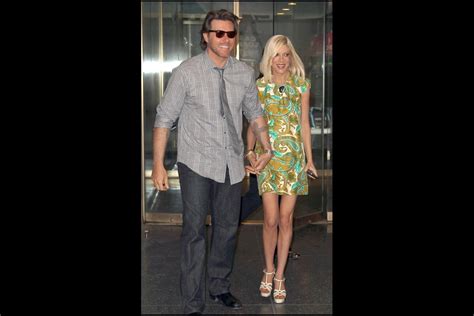 Photo Tori Spelling et son mari Dean McDermott se promènent à New