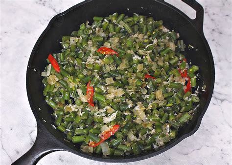 French Beans Foogath Goan Style Green Beans Stir Fry The Aspiring