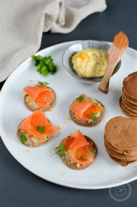 Blinis express à la farine de châtaigne beurre à lorange et truite