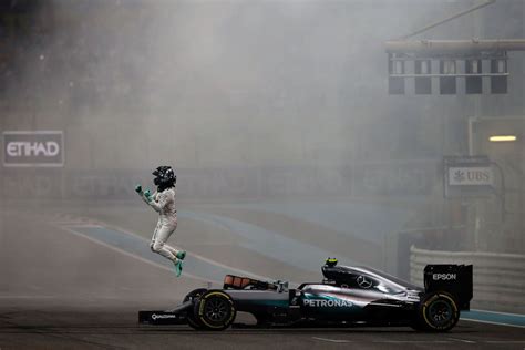 Sotto le stelle del Golfo Persico Nico Rosberg è campione del mondo