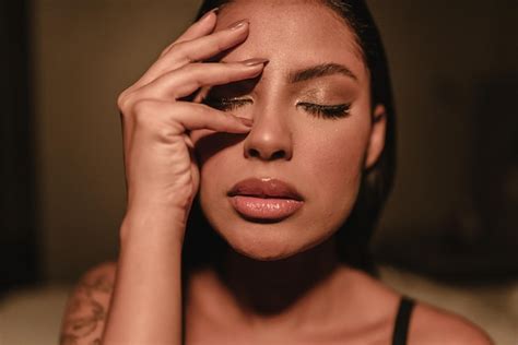 Retrato Emocional De Una Hermosa Chica Latina Que Se Cubre La Cara Con