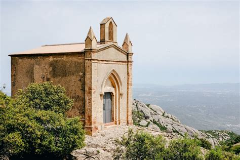 Small chapel and mountain near the monastery of Montserrat – free photo ...