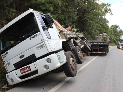 Caminhão que transportava eucalipto tomba em Pedra Azul Montanhas