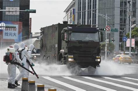 國軍化學兵與醫勤人員投入萬華區 協助地區消毒快篩 時事 中時