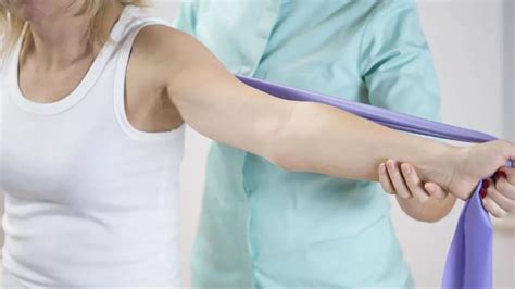 Diez Ejercicios Para Rehabilitar Una Tendinitis En El Hombro