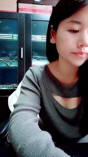 Assista 寂寞的财务姐姐露脸上着班发骚好刺激听狼友指挥掏出奶子自己舔乳头都漏出来了逼逼里塞着跳蛋抽插好骚啊 Solo 少妇 财务 Porn SpankBang