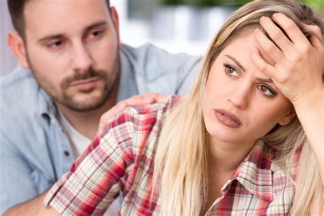 Lockdown Sex Lesbische Frau Steigt Mit Ihrem Mitbewohner Ins Bett