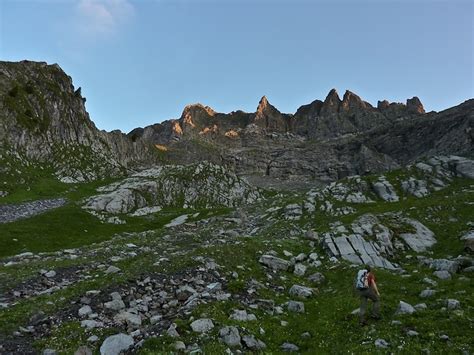 Linkerhand Der Mittelstock Auf Dessen Gratverlauf Wir Hikr Org