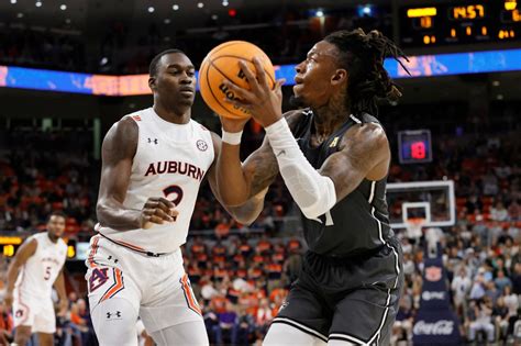 Jaylin Williams Warming Up For Auburn Basketball At Saint Louis No