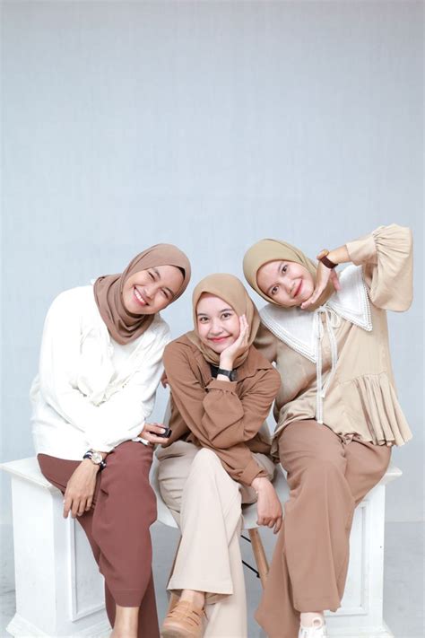 Photo Studio Bersama Bestie Di Model Pakaian Remaja Gaya Hijab