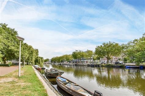 Premium Photo A Row Of Boats Docked On The Water In