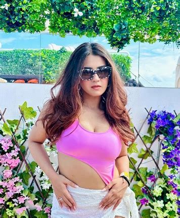 TV Actress Roshni Walia Hot Pics In Pink Top
