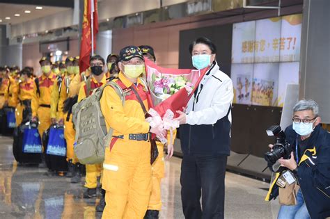 台灣搜救隊回來了！親友高舉救災英雄手幅迎接 激動擁抱「感動又驕傲」 上報 焦點