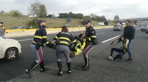 Attivisti Per Il Clima Bloccano Il Gra Gli Automobilisti Li Prendono A