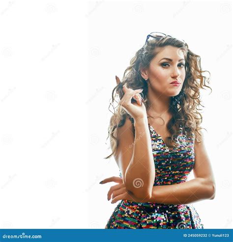 Jonge Brunette Vrouw Met Een Krullende Haarstijl in Een Mooie Glamurjurk Geïsoleerd Op Een Witte