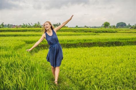 Mujer joven en la plantación de campo de arroz en cascada verde bali