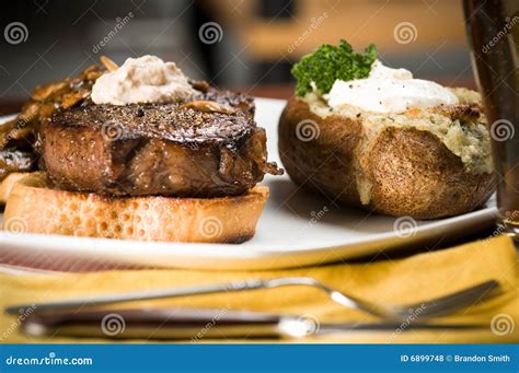 Steak Und Kartoffel Abendessen Stockfoto Bild Von Mittagessen