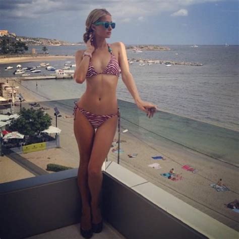Sexy New Paris Hilton Bikini Pics