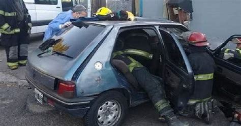 Perdió el control del auto despistó y se incrustó en una pared de la