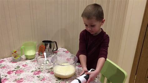 Юный кондитер. Трёхлетний мальчик готовит кексы. Рецепт творожных ...