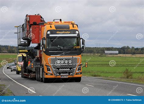 Volvo Fh Transporte De Carga Ancha En Autopista Foto De Archivo